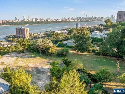 55 69 Bluff Rd, Fort Lee, NJ 07024