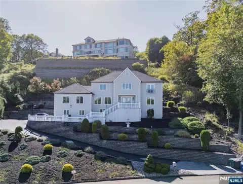 207 Eileen Dr, Cedar Grove, NJ 07009