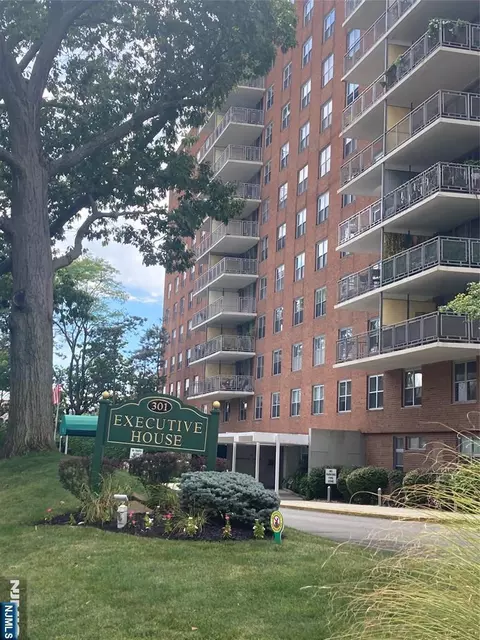 301 Beech St #10I, Hackensack, NJ 07601 photo 1