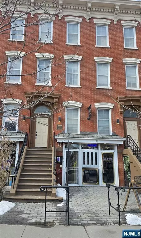 673 Bergen Ave #204, Jersey City, NJ 07304
