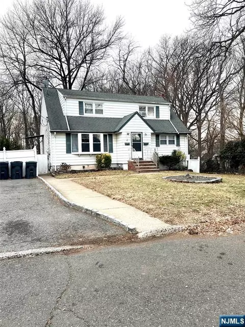 2 Van Valkenburgh Ave, Bergenfield, NJ 07621