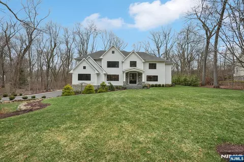 868 Pueblo Dr, Franklin Lakes, NJ 07417