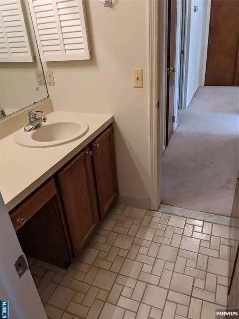 Bath - 39 1 2 Smith, Waldwick, NJ 07463 photo 8 of 12