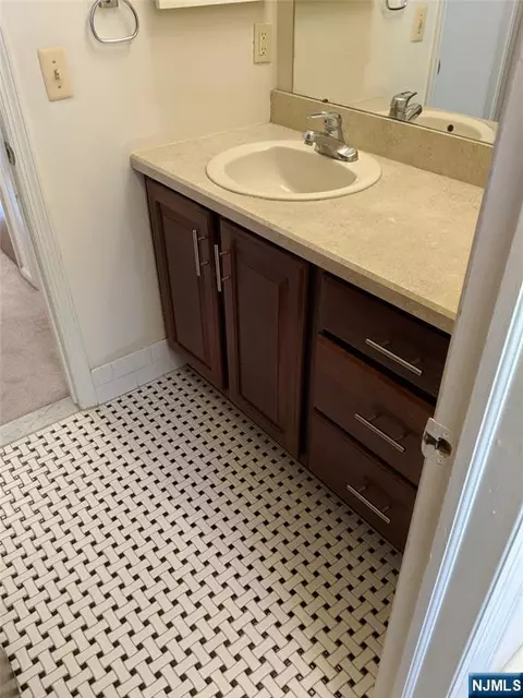 Bath - 39 1 2 Smith, Waldwick, NJ 07463 photo 2 of 12