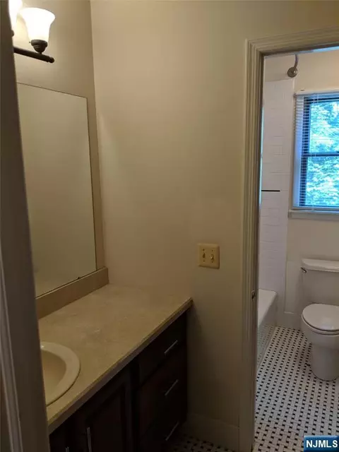 Bath - 39 1 2 Smith, Waldwick, NJ 07463 photo 5 of 12