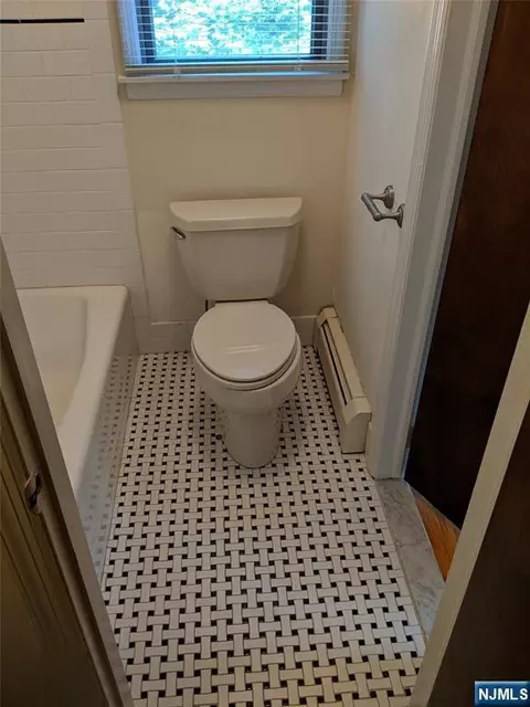 Bath - 39 1 2 Smith, Waldwick, NJ 07463 photo 3 of 12