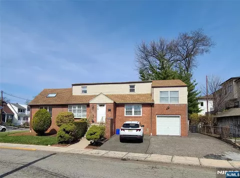 792 Kingsland Ave, Ridgefield, NJ 07657