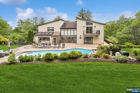 63 Eisenhower Dr, Cresskill, NJ 07626