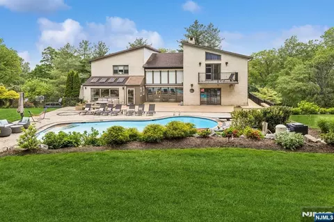 63 Eisenhower Dr, Cresskill, NJ 07626