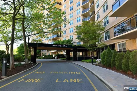 2200 N Central Rd #15E, Fort Lee, NJ 07024