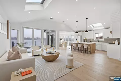 27 Shore Rd, Edgewater, NJ 07020