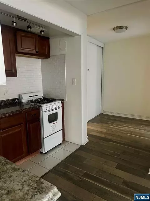 3001 Edwin Ave #2E, Fort Lee, NJ 07024