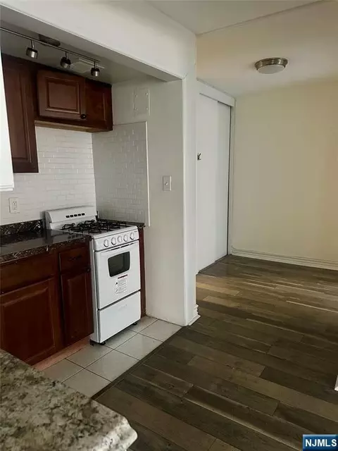 3001 Edwin Ave #2E, Fort Lee, NJ 07024