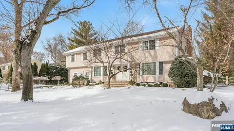 89 Barrett Ln, Wyckoff, NJ 07481