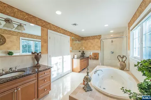 Bath - 6 Merrimack Ct, Paramus, NJ 07652 photo 3 of 6