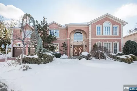 6 Merrimack Ct, Paramus, NJ 07652