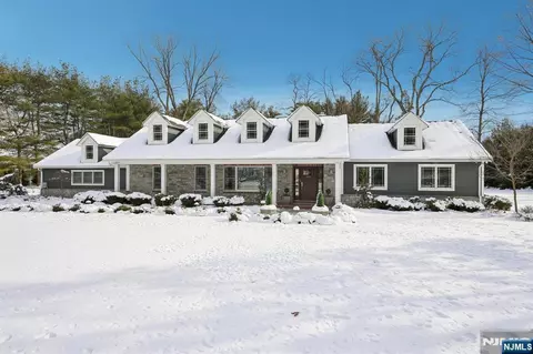320 Long Bow Dr, Franklin Lakes, NJ 07417