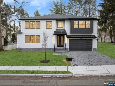 42 Harvey St, Closter, NJ 07624