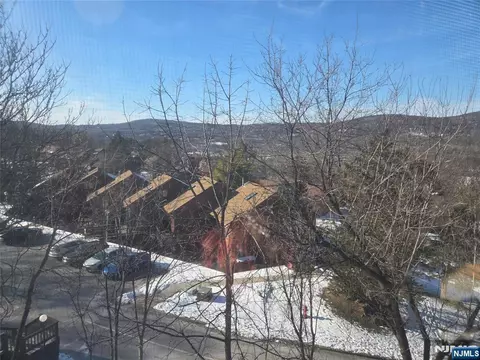 23 Wimbledon Dr #10, Vernon, NJ 07462