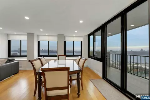 300 Winston #910, Cliffside Park, NJ 07010