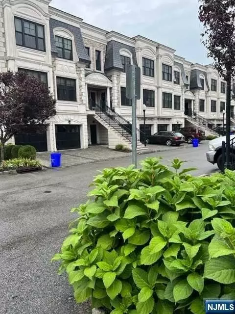 14 Marquis Ct #14, Edgewater, NJ 07020