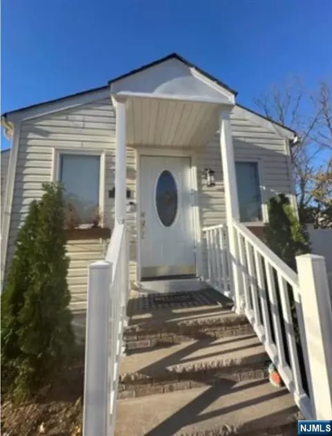 88 Fournier Cres, Elmwood Park, NJ 07407
