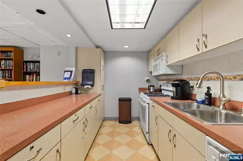 Kitchen - 280 Prospect #9H, Hackensack, NJ 07601 photo 4 of 4