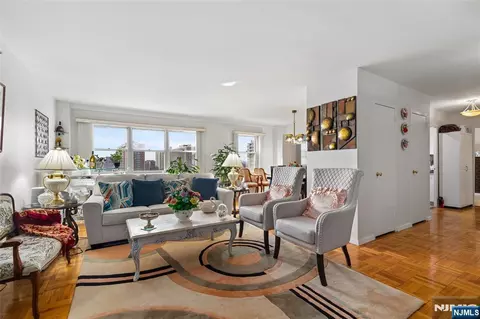 Living - 280 Prospect #9H, Hackensack, NJ 07601 photo 2 of 4