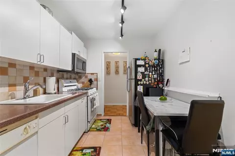 Kitchen - 280 Prospect #9H, Hackensack, NJ 07601 photo 3 of 4