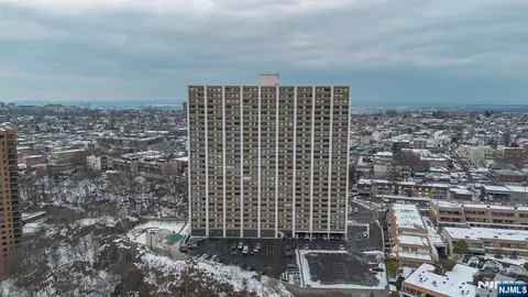250 Gorge Rd #8J, Cliffside Park, NJ 07010