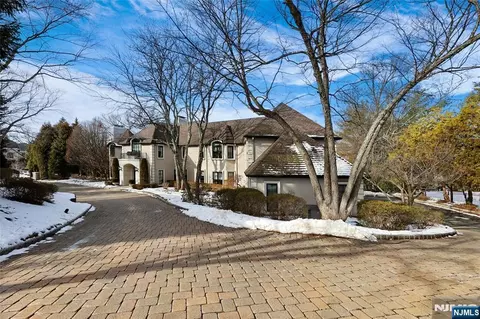 66 Hoover Dr, Cresskill, NJ 07626