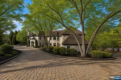 66 Hoover Dr, Cresskill, NJ 07626