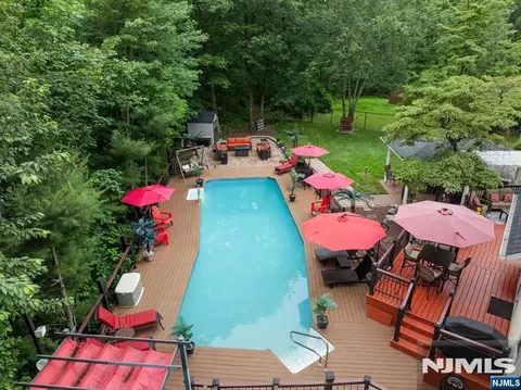 19 Elm St, Haskell, NJ 07420