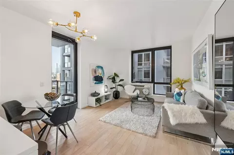 160 1st St #1013, Jersey City, NJ 07302