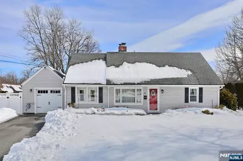 46 Knollwood Dr, Paramus, NJ 07652