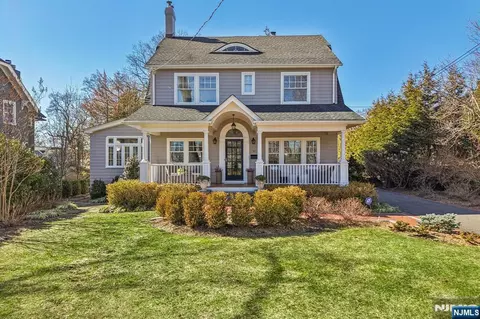 80 Crest Rd, Ridgewood, NJ 07450