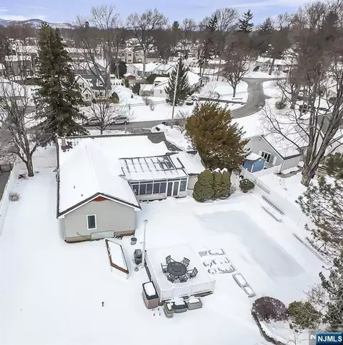 7 Dale Ave, Pompton Plains, NJ 07444