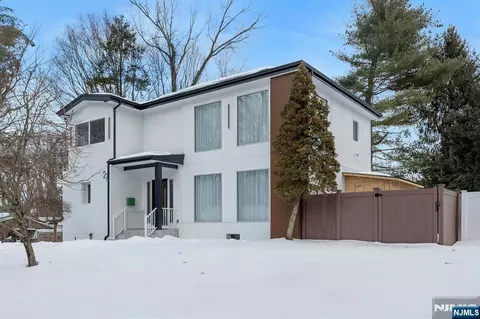 27 Knickerbocker Rd, Closter, NJ 07624