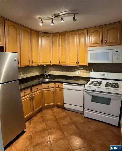 555 North Ave #10C, Fort Lee, NJ 07024