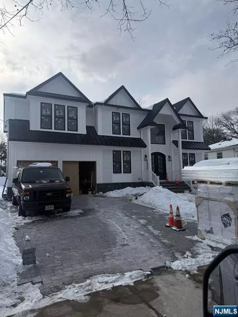 218 Mayfair Rd, Paramus, NJ 07652