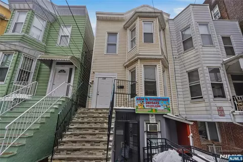 725 17th St, Union City, NJ 07087