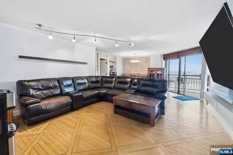 2208 Harmon Cove Tower, Secaucus, NJ 07094