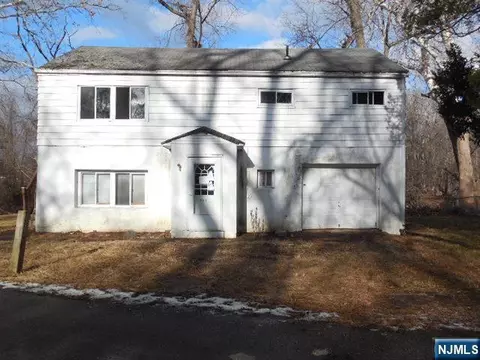 221 Boulevard Dr, Wayne, NJ 07470