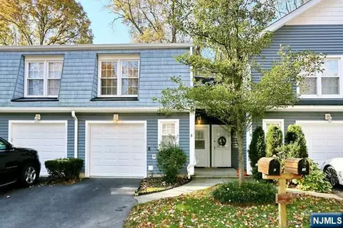 8 Crestwood Mews, Allendale, NJ 07401