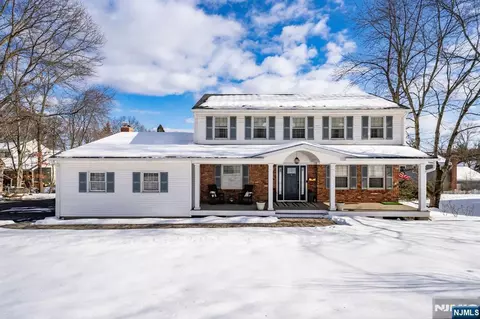 18 Laura Ln, Park Ridge, NJ 07656