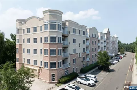 1305 Windsor Park Ct #305, Englewood, NJ 07631