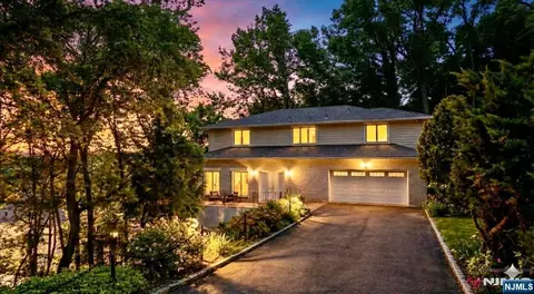 360 Valley View Ave, Paramus, NJ 07652 photo 1