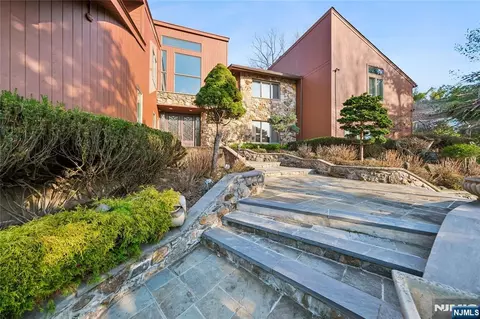 93 Jackson Dr, Cresskill, NJ 07626