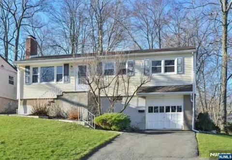 20 Bannehr St, Oakland, NJ 07436