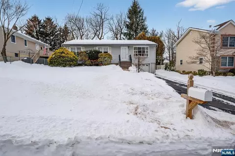 106 Walnut St, Oakland, NJ 07436